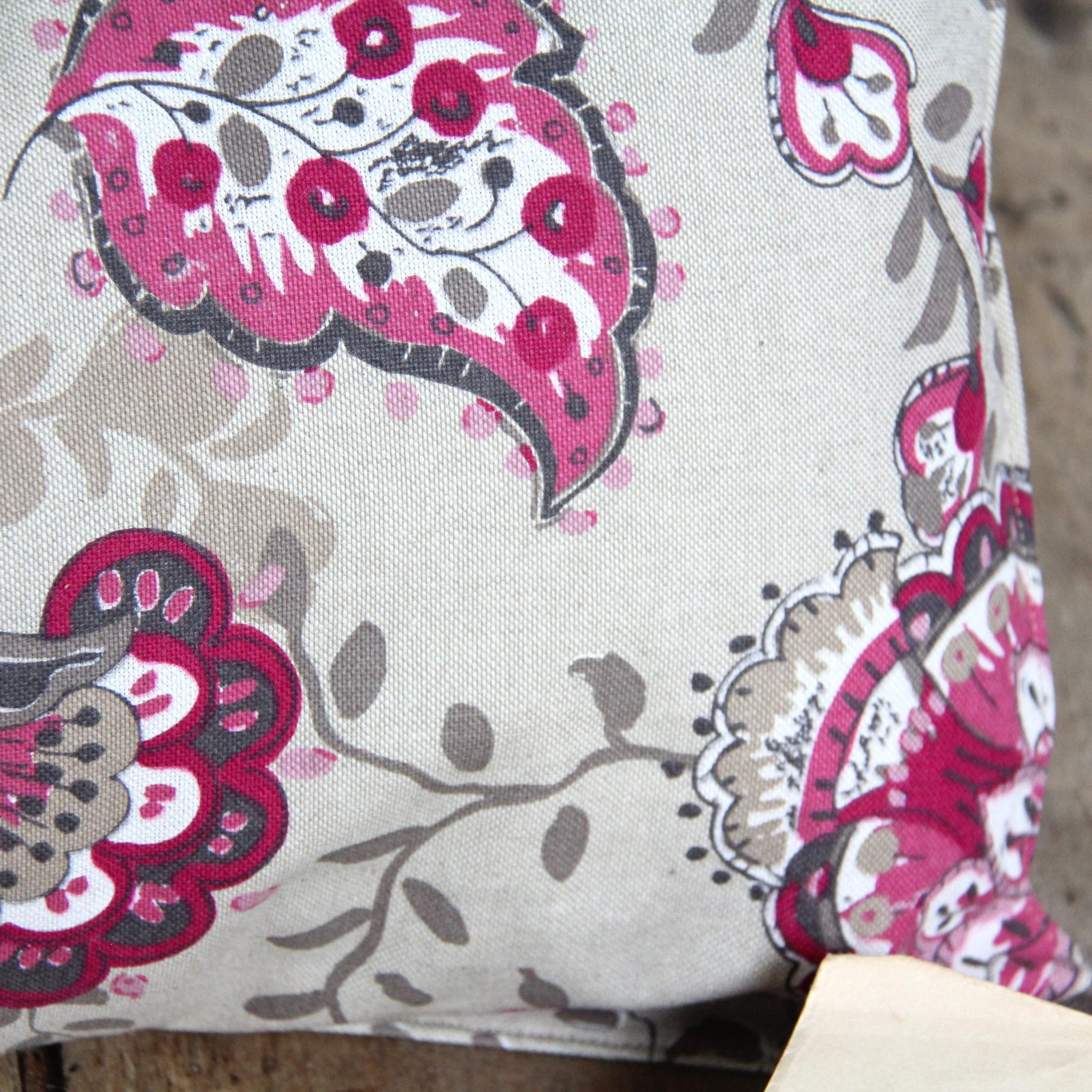Coussin rectangle de style vintage en lin fleuri rose – Image 3