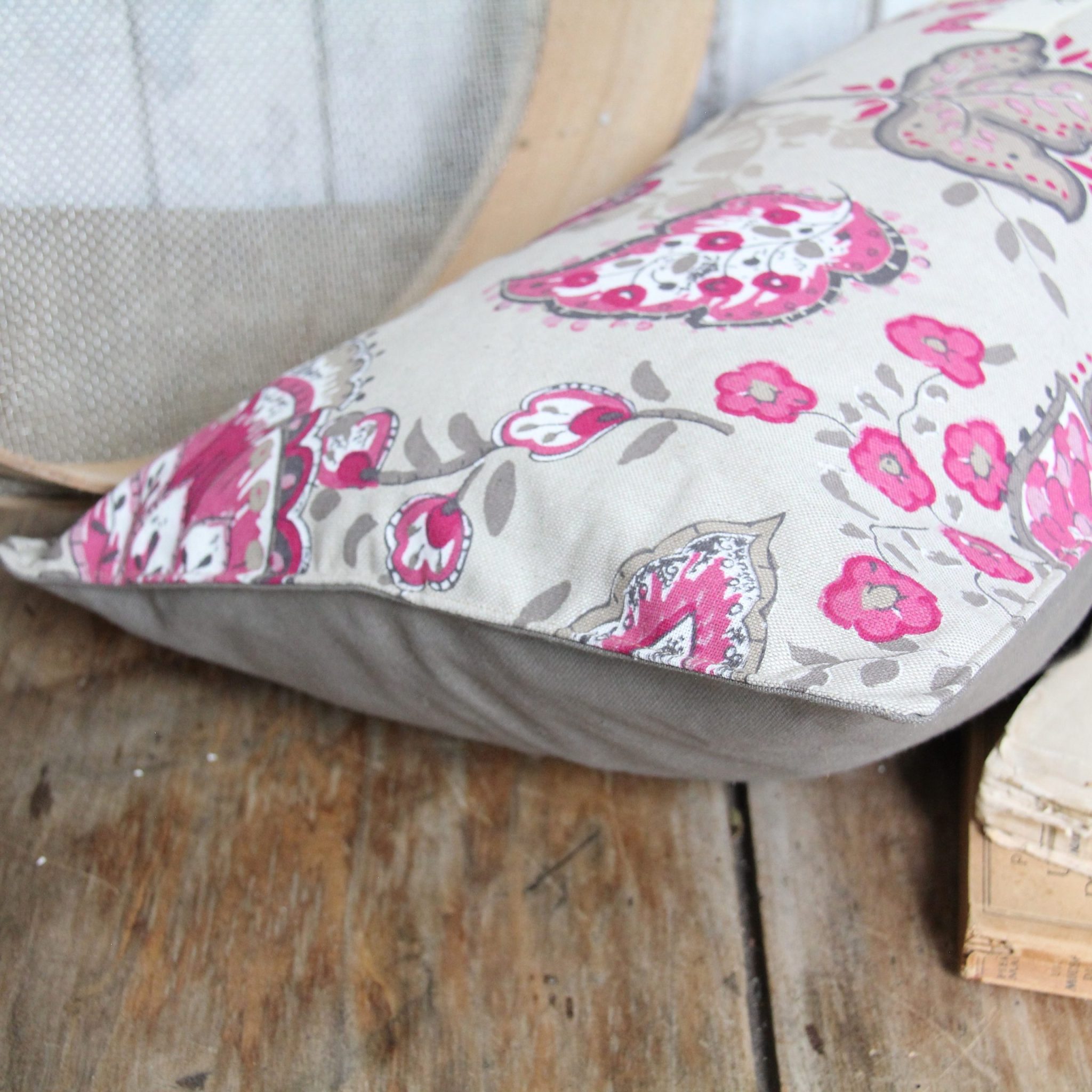 Coussin rectangle de style vintage en lin fleuri rose – Image 5