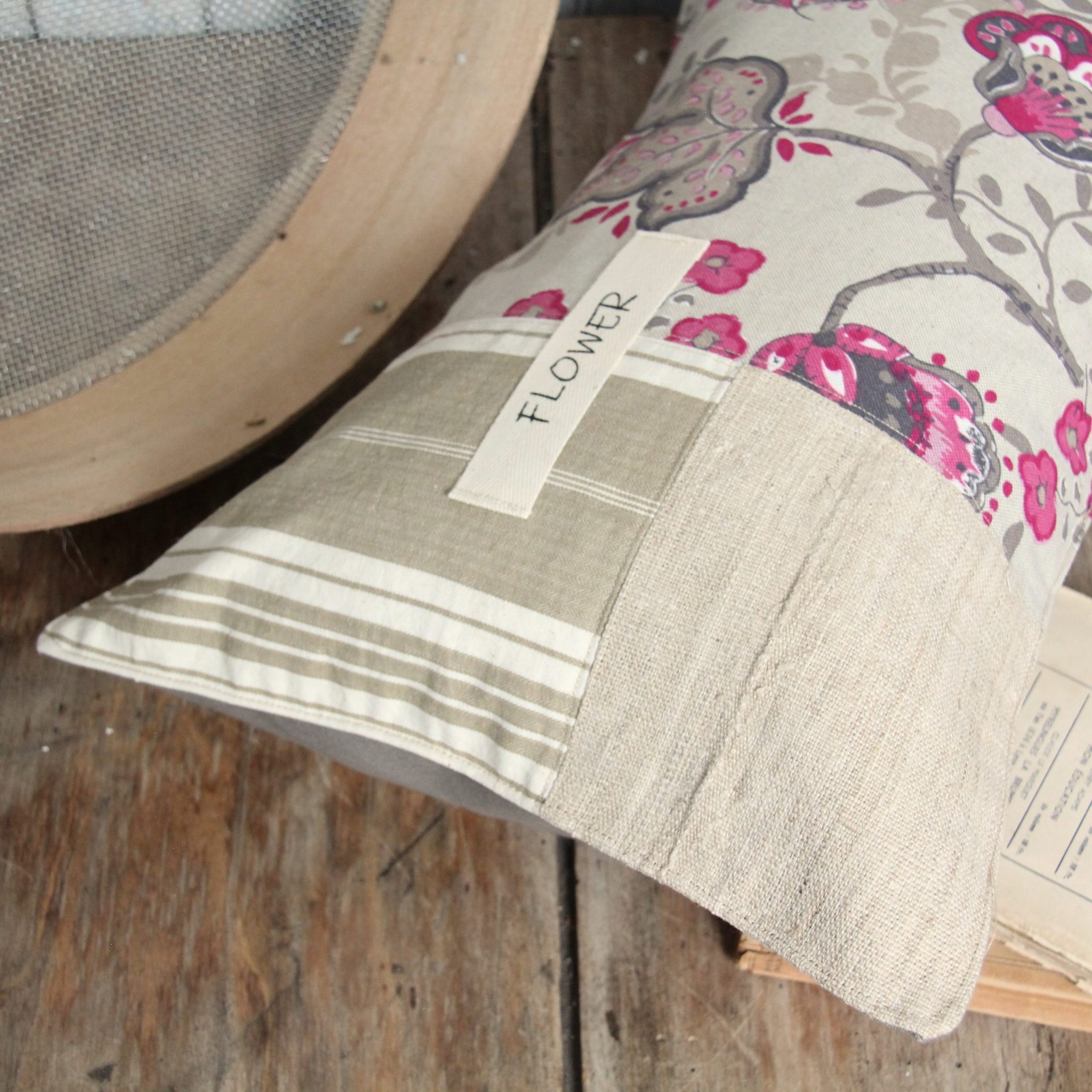 Coussin rectangle de style vintage en lin fleuri rose – Image 6