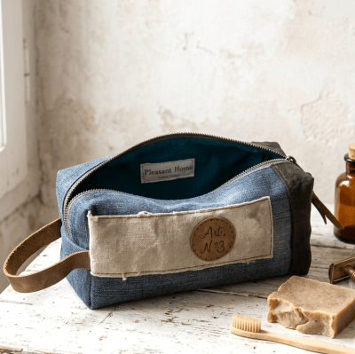 Trousse de toilette homme original en toiles recyclées et cuir. Fabrication artisanale Française