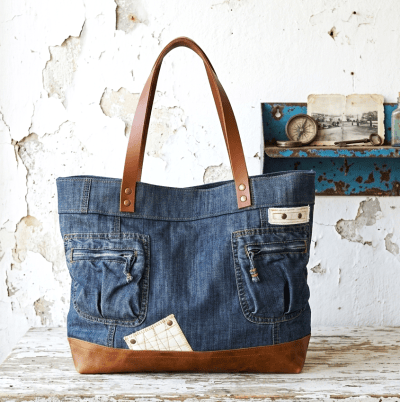 Cabas upcyclé en jeans brut recyclé bleu et cuir de vache marron. Cabas au style urbain pour le travail ou les loisirs