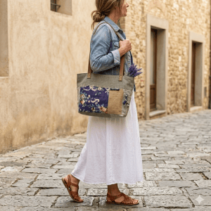 Sac cabas femme en toile de jute et tissus bleu fleuri vintage. Cabas de style bohème pour l'été