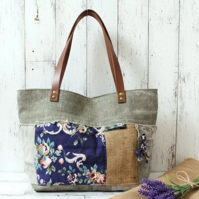 Sac cabas pour femme en tissus anciens recyclés. Composé de toile d ejute, de coton ancien fleuri bleu et coton ancien gris, il est de style bohème