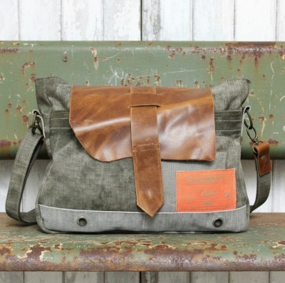 besace pour homme en toile recyclée et cuir marron au style très urbain