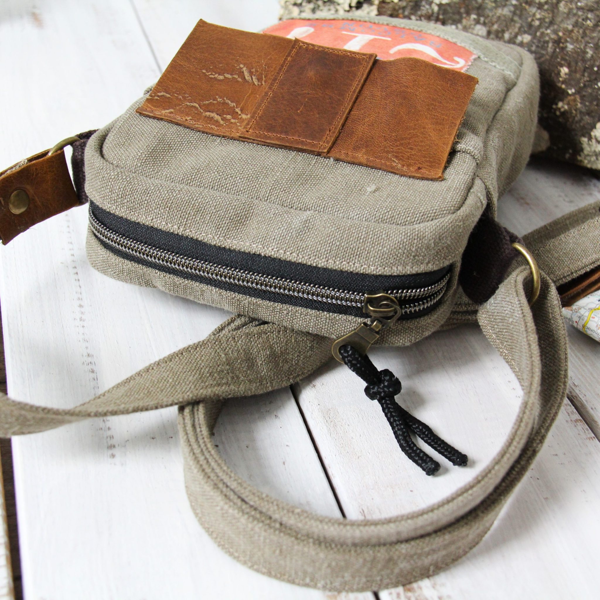 Sacoche bandoulière homme toile militaire recyclée et cuir – Image 5
