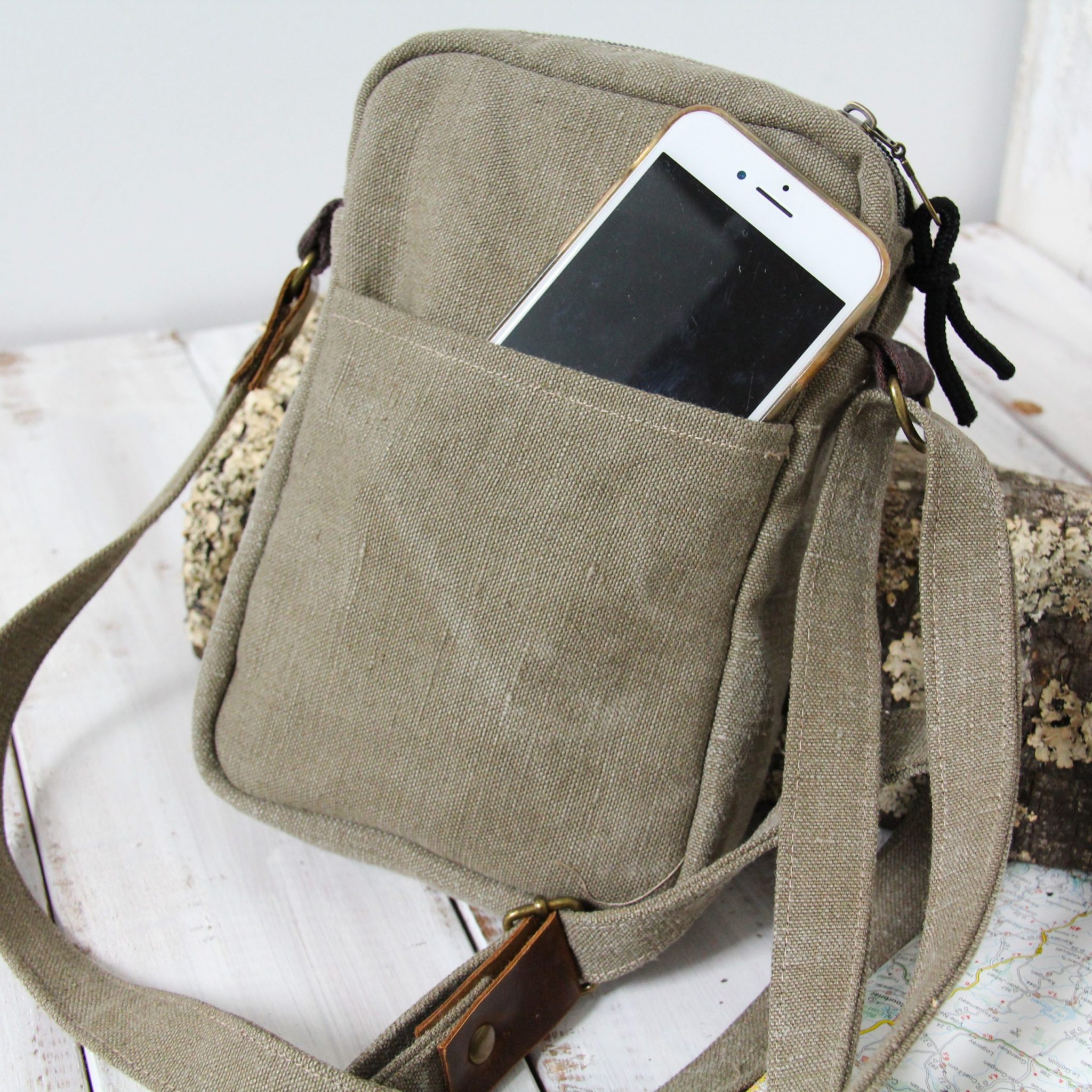 Sacoche bandoulière homme toile militaire recyclée et cuir – Image 6
