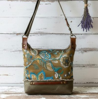 Sac à porter sur l'épaule en tissus recyclé kaki et tapisserie vinatge à fleurs