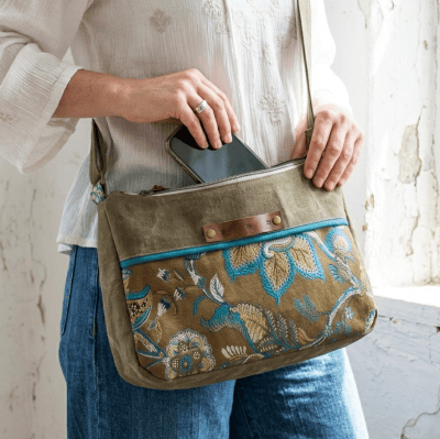 Sac en bandoulière femme en tissus recyclés. Fabrication artisanale en France