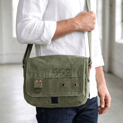 Besace homme style casual chic en toile militaire kaki recyclée