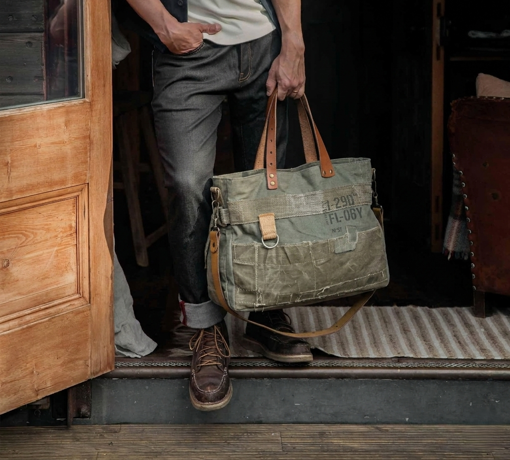 Sac pour homme en toile militaire recyclée et cuir ancien.