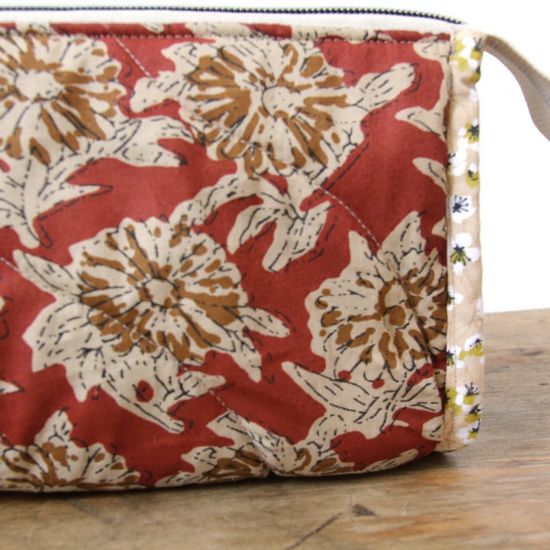 Pochettes matelassées artisanales en tissu fleuri – Pièce unique – Image 5