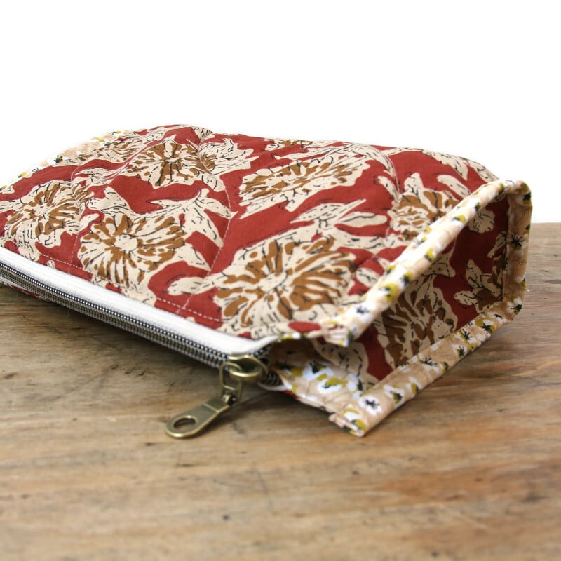 Pochettes matelassées artisanales en tissu fleuri – Pièce unique – Image 7