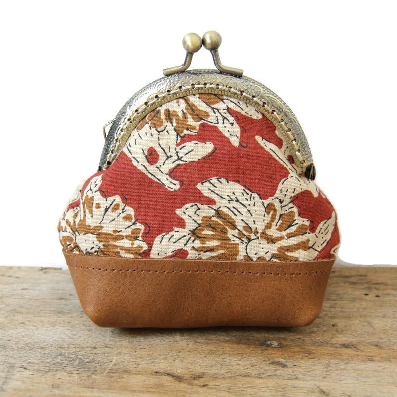 Porte-monnaies rétros fleuris en cuir et tissu ancien – Image 3