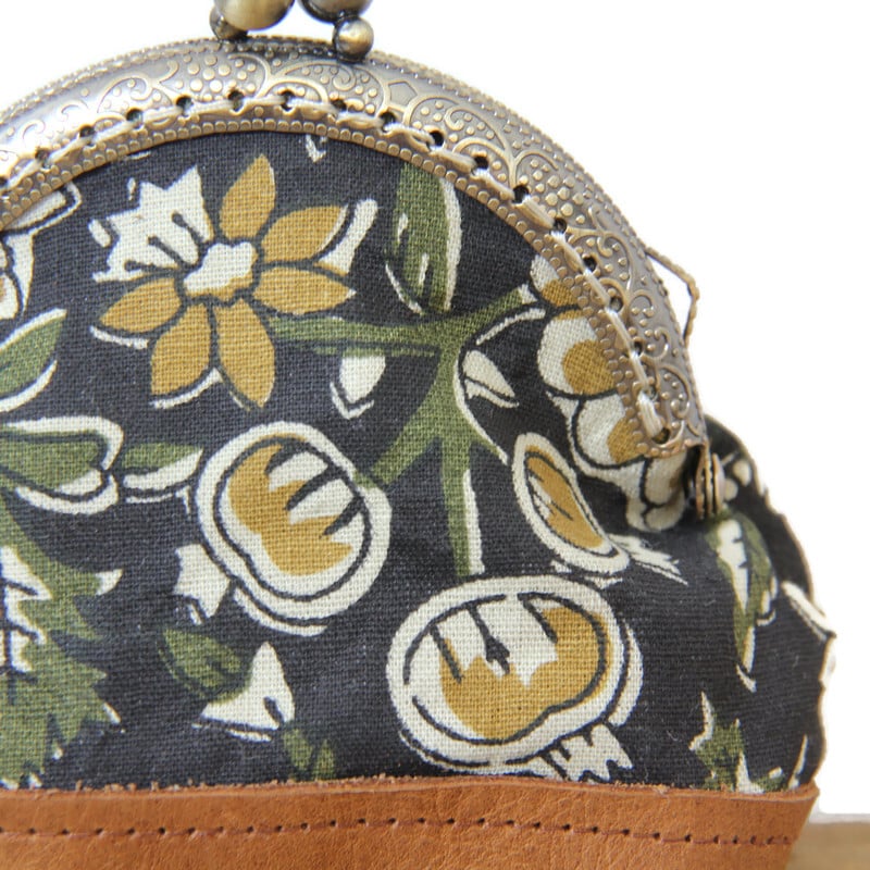 Porte-monnaies rétros fleuris en cuir et tissu ancien – Image 5