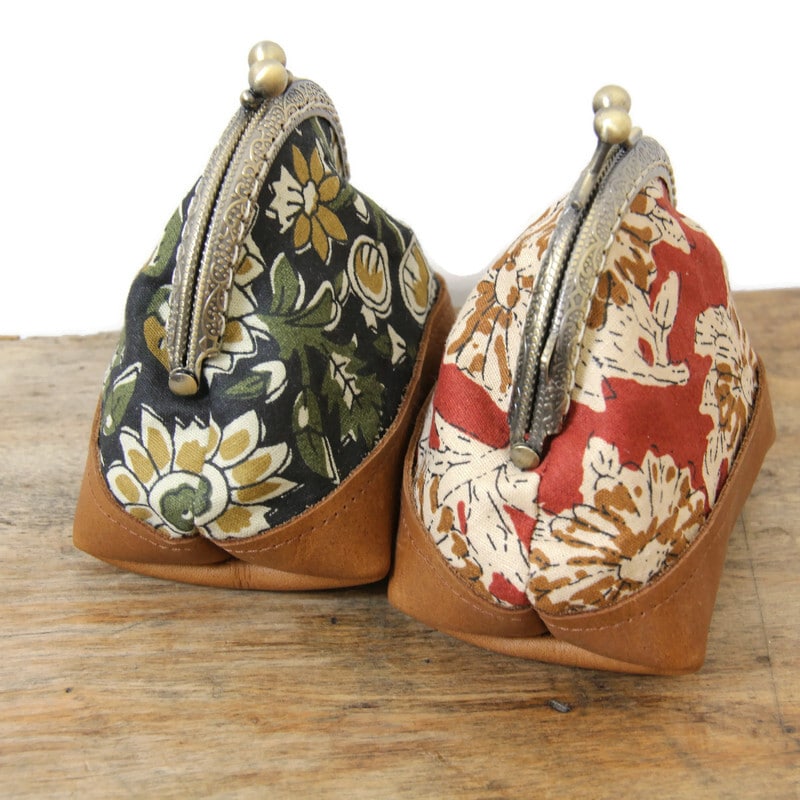 Porte-monnaies rétros fleuris en cuir et tissu ancien – Image 6