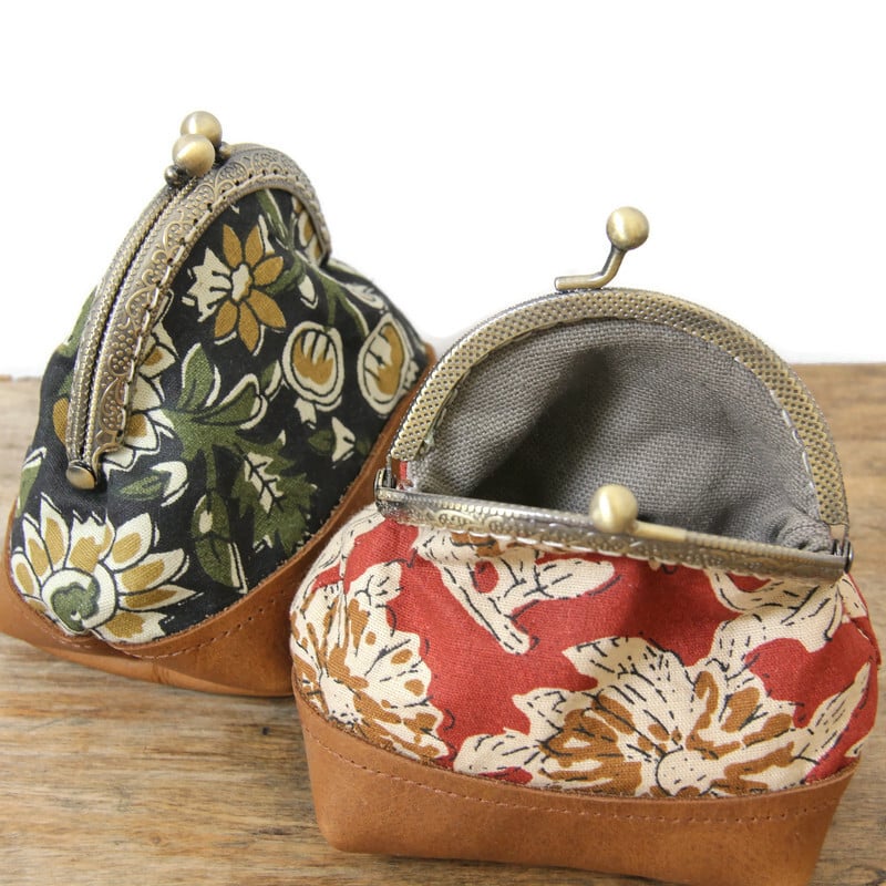 Porte-monnaies rétros fleuris en cuir et tissu ancien – Image 7