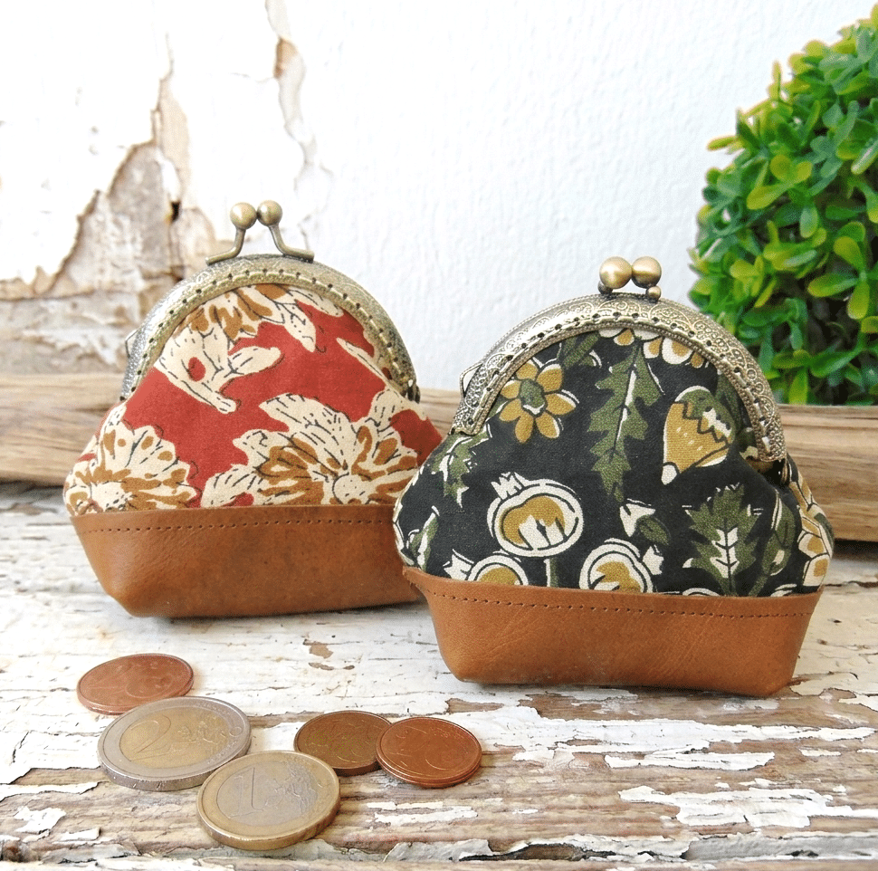 Un porte-monnaie artisanal au charme rétro, réalisé en cuir et tissu fleuri avec un fermoir en laiton cousu main.