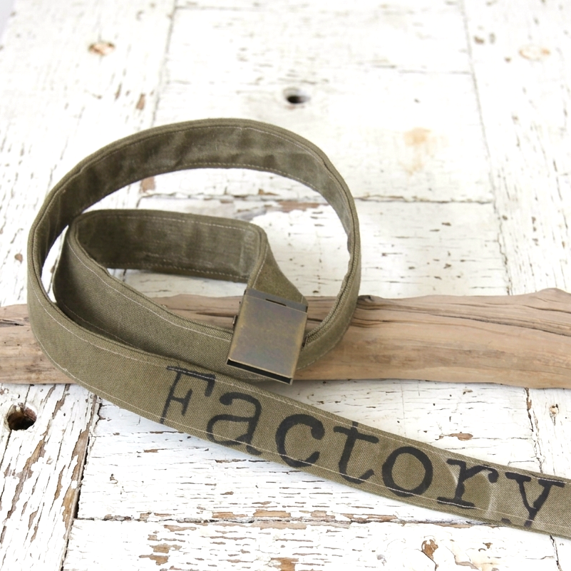 ceinture artisanale pour homme en toile kaki recyclée, pièce unique réalisée dan le Morbihan