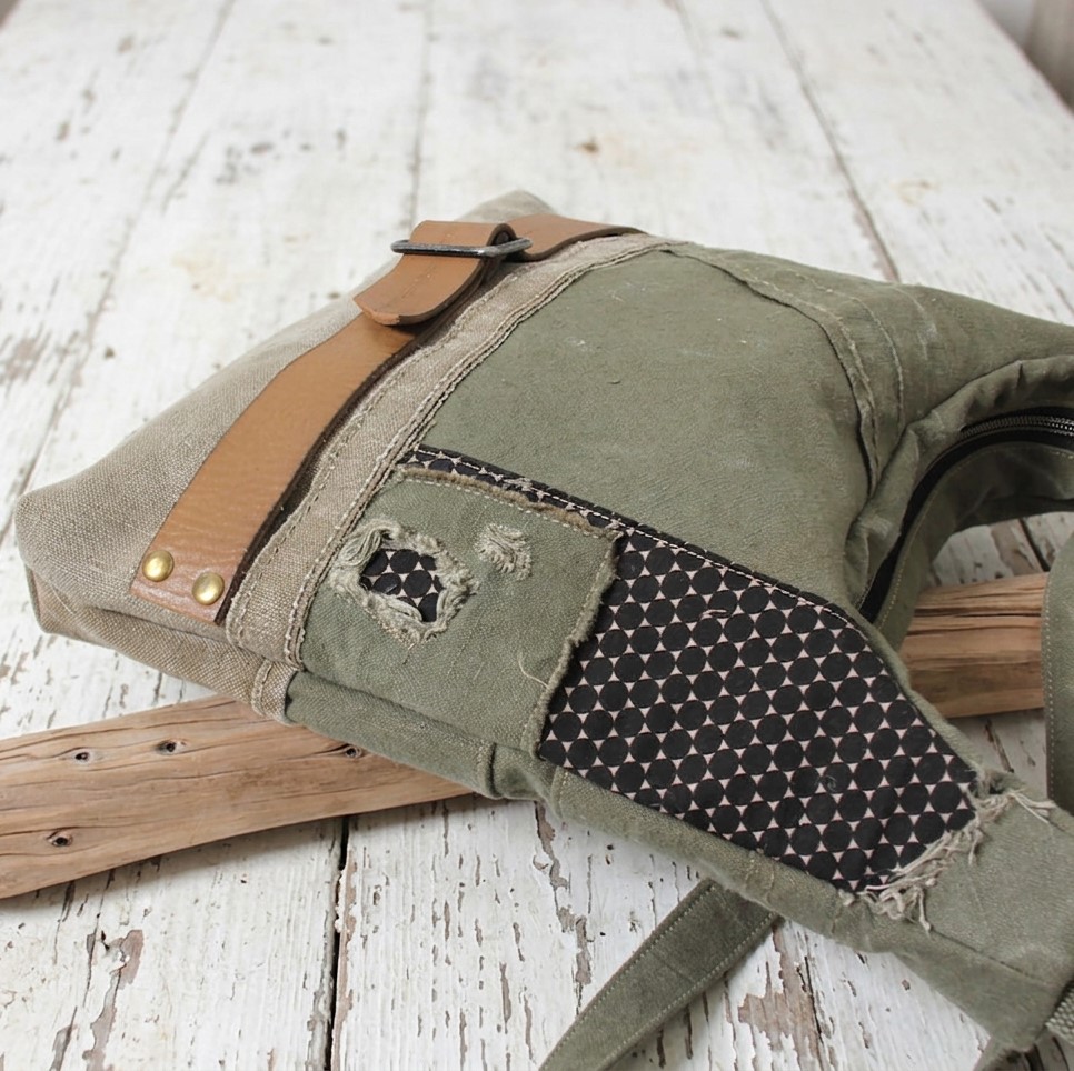 Sac bandoulière femme en toile militaire ancienne et cuir – Image 4