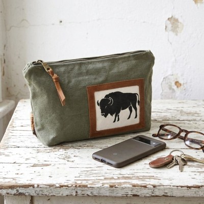 Pochette pour homme en toile kaki et cuir marron parfaite pour ranger ses affaires du quotidien