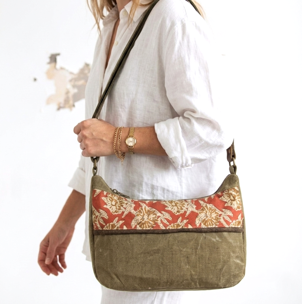 Sac forme demi lune avec fermeture éclair sur le haut