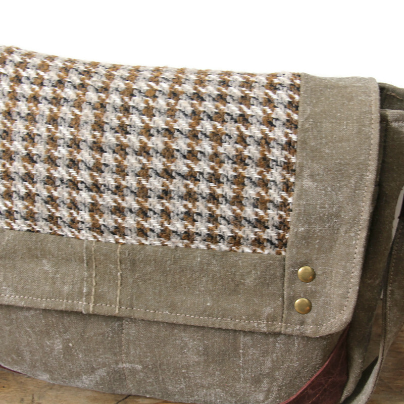 Besace femme en toile militaire et laine à chevrons marrons – Image 5