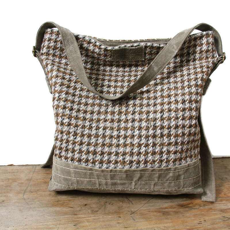 Sac bandoulière artisanal en toile militaire marron et laine – Image 6