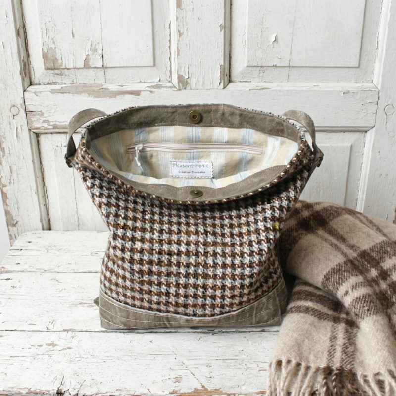Sac bandoulière artisanal en toile militaire marron et laine – Image 4