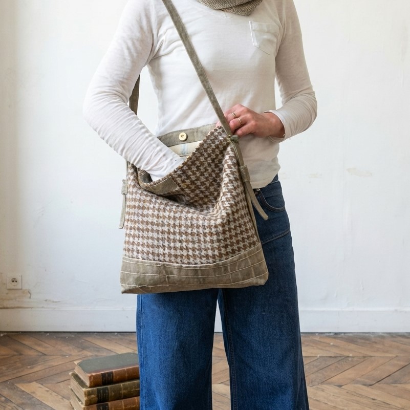 Sac bandoulière femme qui se transforme en sac à main. Fabrication dans le Morbihan