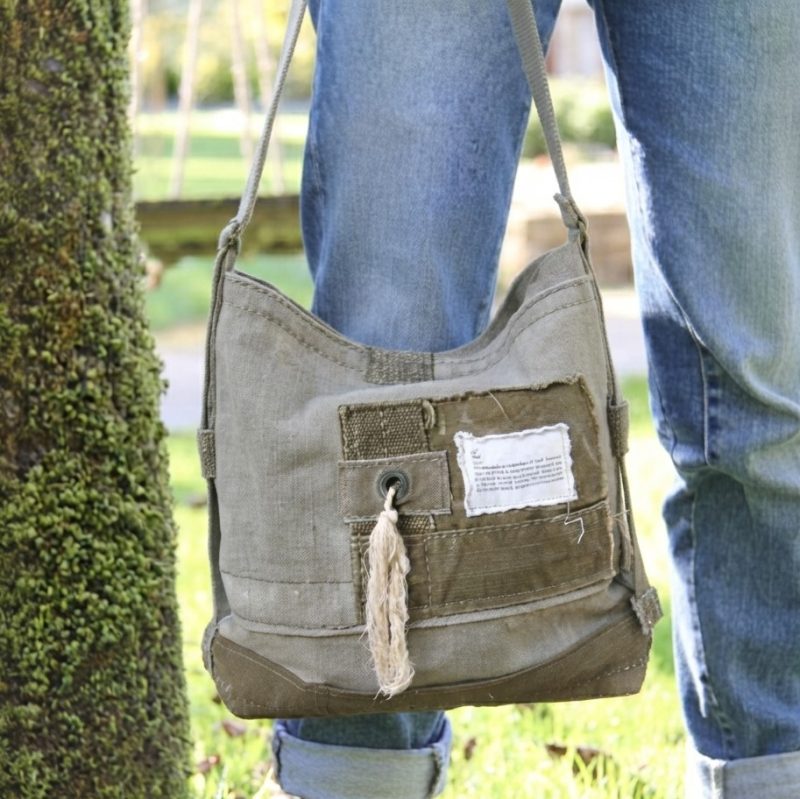 Sac bandoulière artisanal en toile militaire grise et marron – Image 4